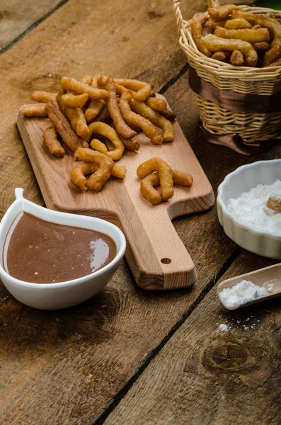 Churros com molho de chocolate - Streed comida, frito — Fotografia de Stock