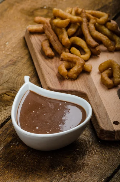 Churros met chocolade dip - Streed voedsel, deep gebakken — Stockfoto