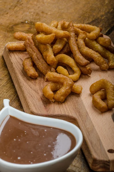 Churros com molho de chocolate - Streed comida, frito — Fotografia de Stock