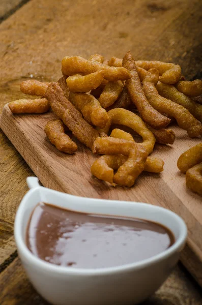 Churros com molho de chocolate - Streed comida, frito — Fotografia de Stock