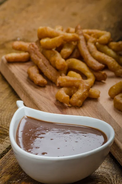 Churros com molho de chocolate - Streed comida, frito — Fotografia de Stock