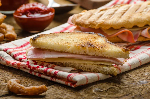 Dîner rapide, pain grillé au jambon et fromage — Photo