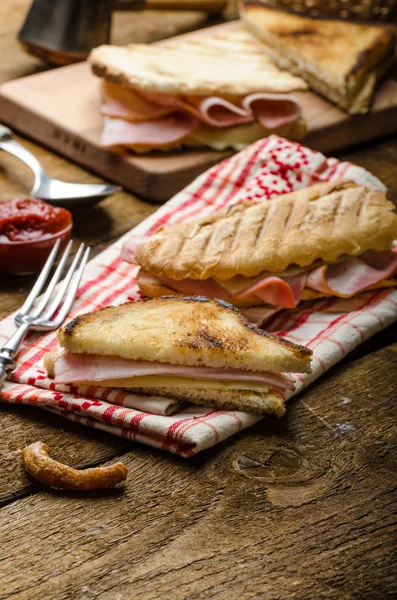 Cena veloce, brindisi con prosciutto e formaggio — Foto Stock