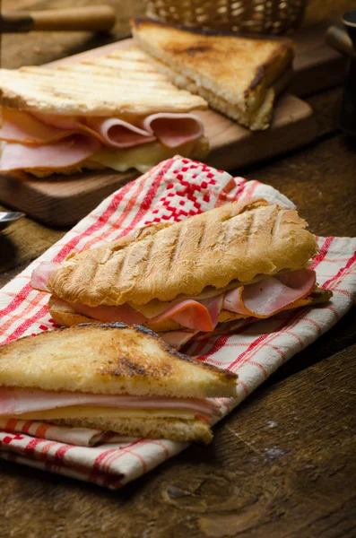 Hızlı yemek, jambon ve peynirli tost — Stok fotoğraf