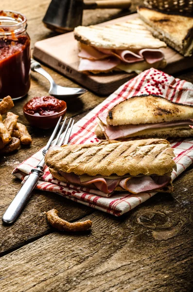 Rychlá večeře, toast se šunkou a sýrem — Stock fotografie