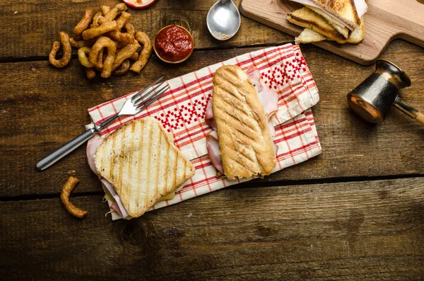 Snelle diner, toast met ham en kaas — Stockfoto