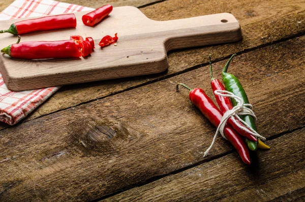 Pimentos de pimenta, mesa de madeira, fundo — Fotografia de Stock