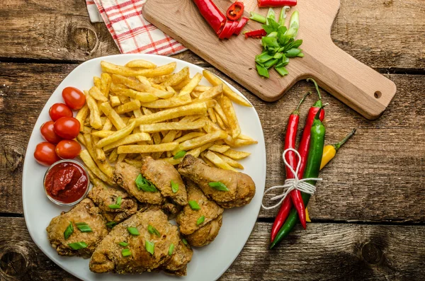 Stekt kyckling, chili frites och dopp — Stockfoto