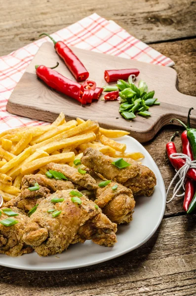 Fried chicken, chilli fries and dip — Stock Photo, Image