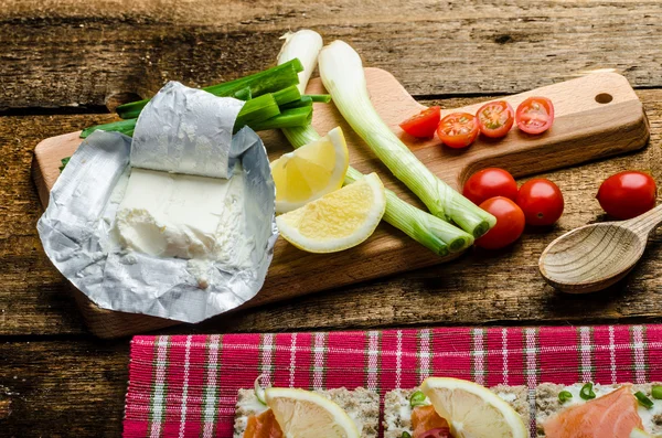 Bio healthy food - kneckebrot spread cheese with smoked salmon and cherry tomatoes — Stock Photo, Image