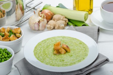 Genç bezelye çorbası