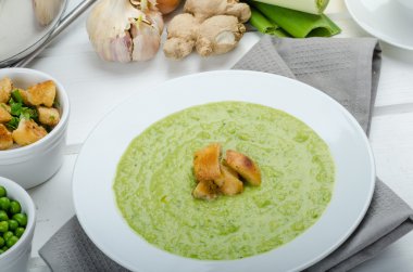 Genç bezelye çorbası