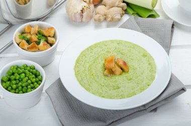 Genç bezelye çorbası
