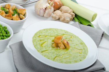 Genç bezelye çorbası