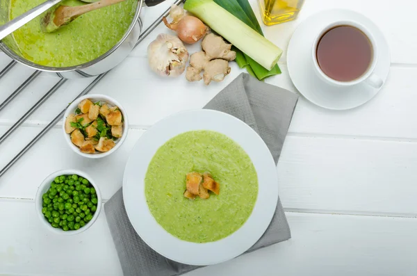 Sopa de guisantes jóvenes —  Fotos de Stock