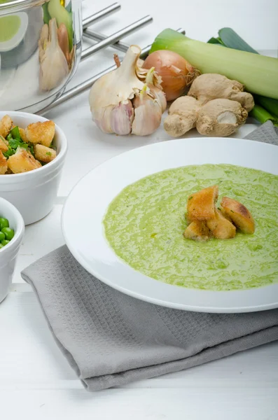 Sopa de guisantes jóvenes —  Fotos de Stock