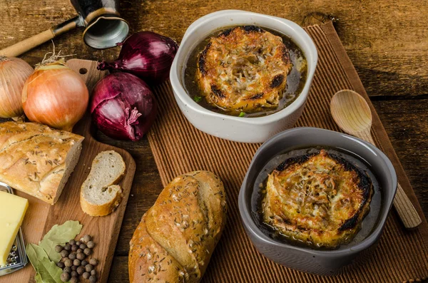 Zuppa di cipolle francesi con pane tostato al forno — Foto Stock