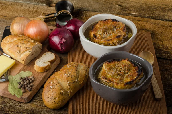 Sopa de cebolla francesa con tostadas al horno —  Fotos de Stock