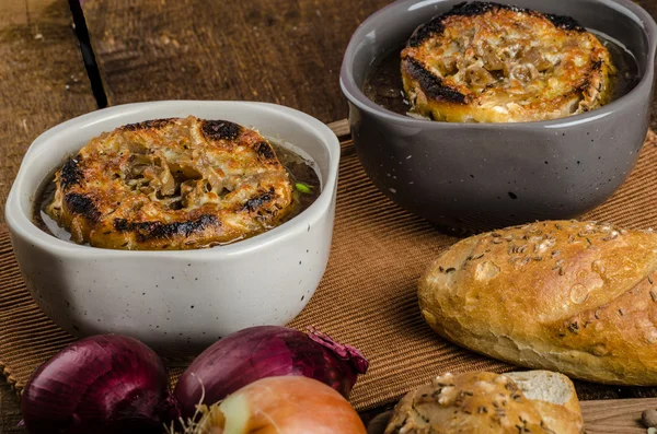 Sopa de cebolla francesa con tostadas al horno — Foto de Stock