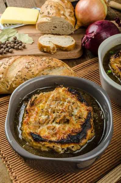 Francouzská cibulačka s pečeným toastem — Stock fotografie