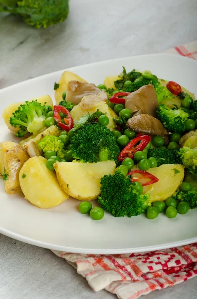 Healthy sping salad with Super Greens — Stock Photo, Image