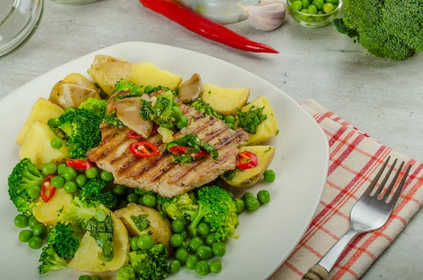 Healthy Pork Escalope with Super Greens — Stock Photo, Image