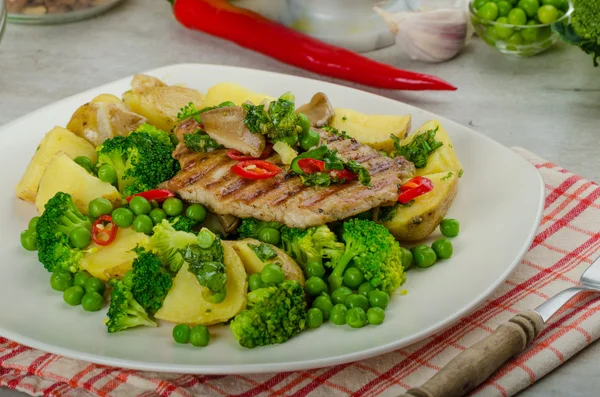 Healthy Pork Escalope with Super Greens — Stock Photo, Image