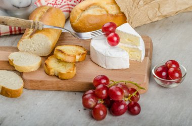 Organik çiftliklerden taze camembert