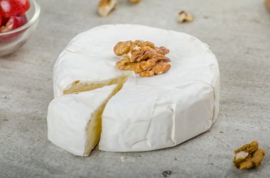 Organik çiftliklerden taze camembert