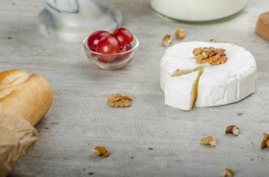 Organik çiftliklerden taze camembert