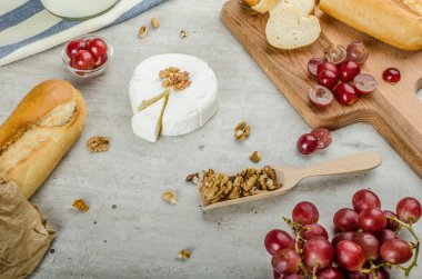 Organik çiftliklerden taze camembert