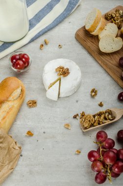 Organik çiftliklerden taze camembert