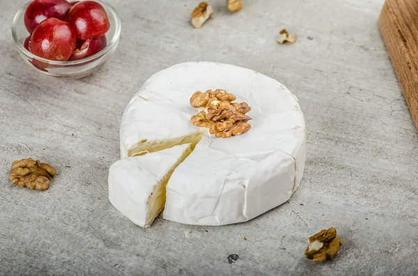 Camembert fresco procedente de explotaciones ecológicas — Foto de Stock