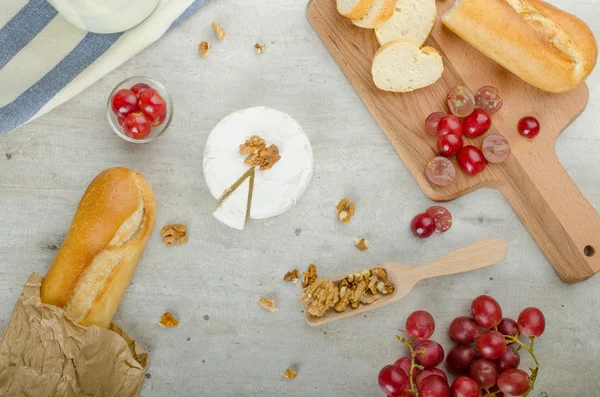 Świeży camembert z gospodarstw ekologicznych — Zdjęcie stockowe