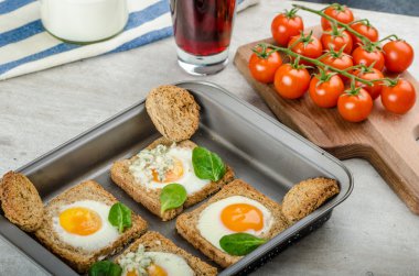 Pişmiş tam 12'den yumurta