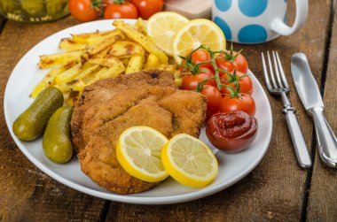 Ev yapımı biber kızartması ile büyük tavuk schnitzel