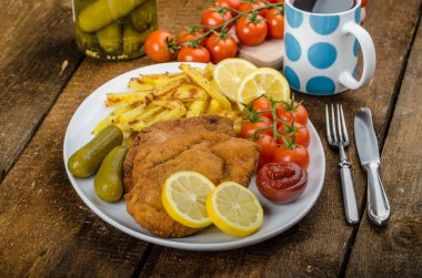 Ev yapımı biber kızartması ile büyük tavuk schnitzel