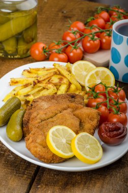 Ev yapımı biber kızartması ile büyük tavuk schnitzel