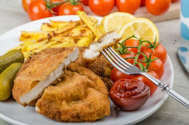 Ev yapımı biber kızartması ile büyük tavuk schnitzel