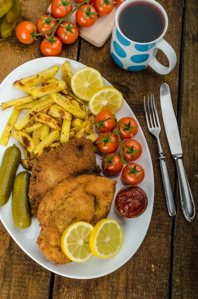 Schnitzel de frango grande com chili caseiro batatas fritas — Fotografia de Stock