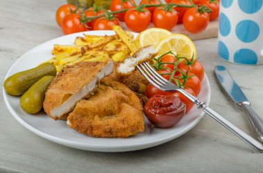 Ev yapımı biber kızartması ile büyük tavuk schnitzel