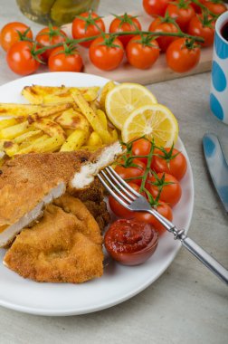 Ev yapımı biber kızartması ile büyük tavuk schnitzel