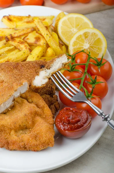 Schnitzel de pollo grande con chile casero papas fritas —  Fotos de Stock