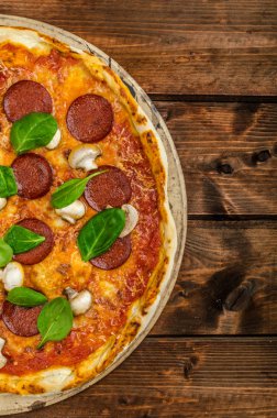 Rustik pizza salam, mozzarella ve ıspanak ile