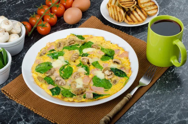 Frittata with ham, mushrooms and spinach — Stock Photo, Image