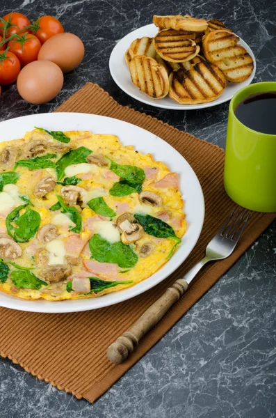 Frittata met ham, champignons en spinazie — Stockfoto