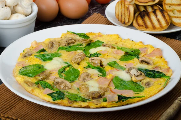 Frittata met ham, champignons en spinazie — Stockfoto