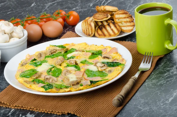 Frittata met ham, champignons en spinazie — Stockfoto