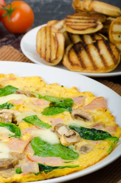 Frittata with ham, mushrooms and spinach — Stock Photo, Image