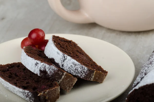巧克力蛋糕，草莓和葡萄 — 图库照片